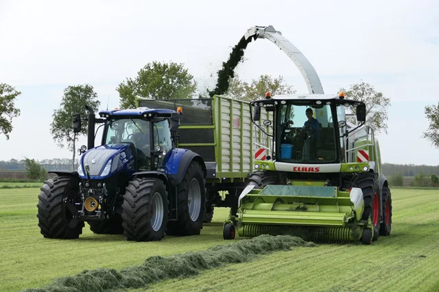 Het eerste gras van 2022 is gehakseld in Wezuperbrug